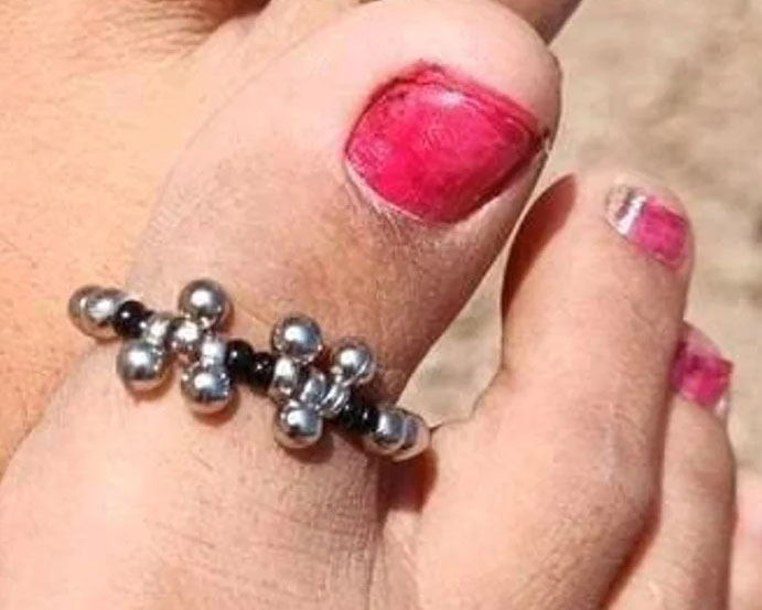 Traditional Ornaments of Punjab,  anwat. anwati. silVer ornament for big toe worn by women, انوٹ,  انوَٹ